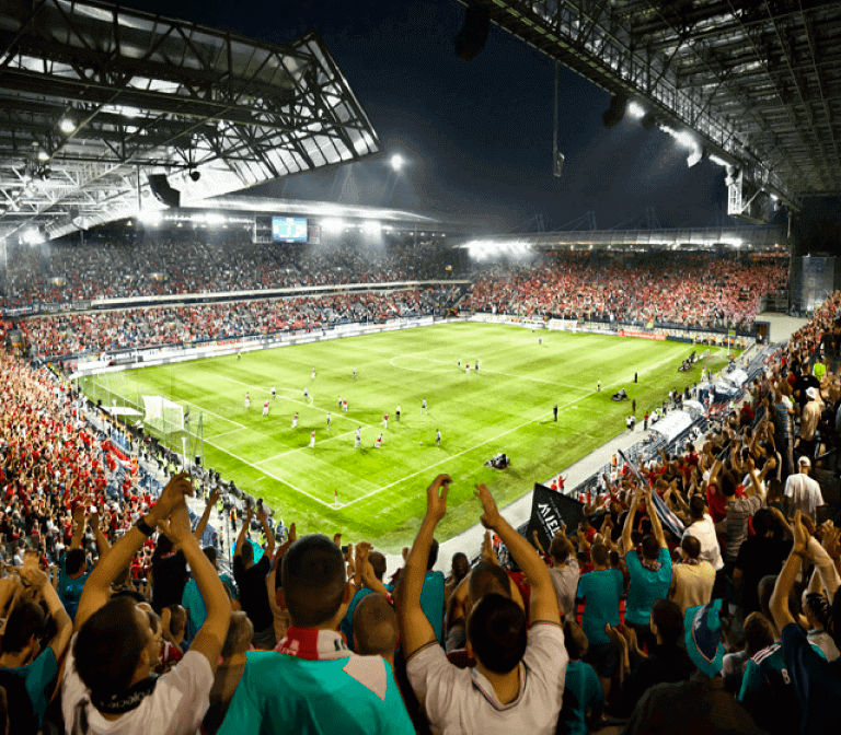 Aficionados animando un partido de futbol